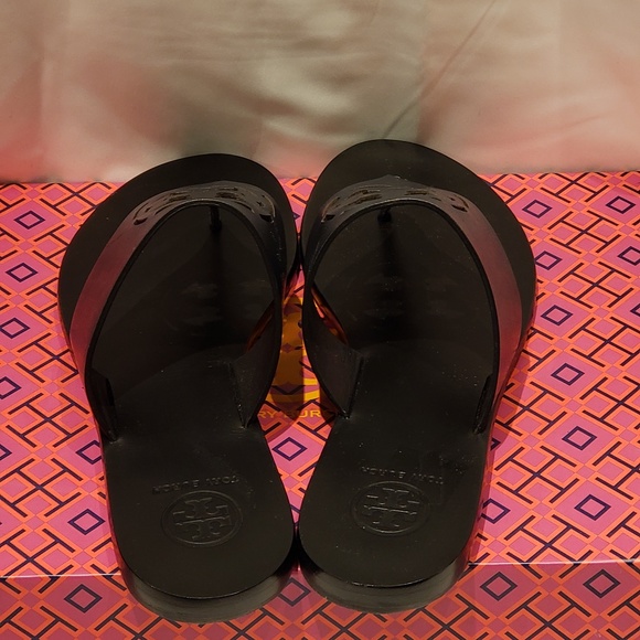 Excellent preloved Tory Burch Zoey Thong Sandal. Maybe wore twice. - Picture 4 of 10